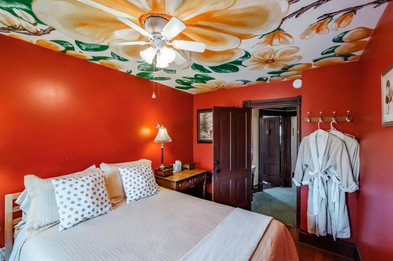 Mamere's Guest house Monmouth
